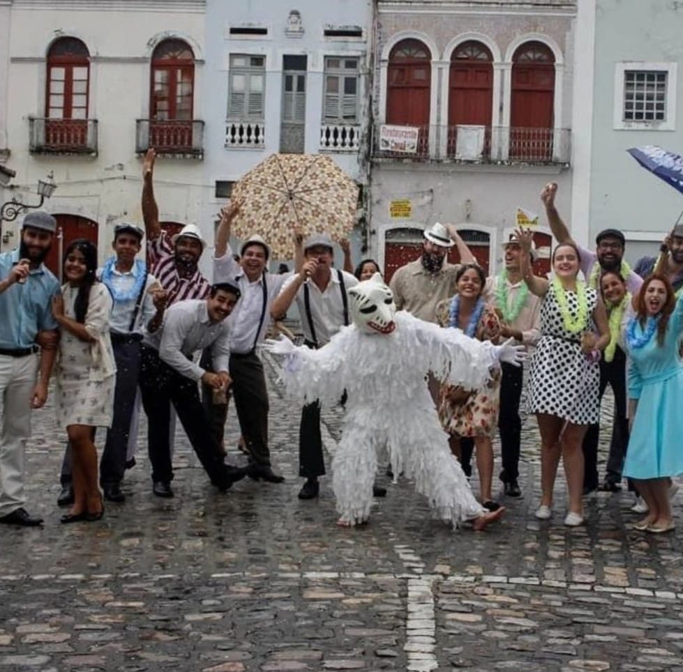 Elenco fantasiado no set do comercial Carnaval do Recife