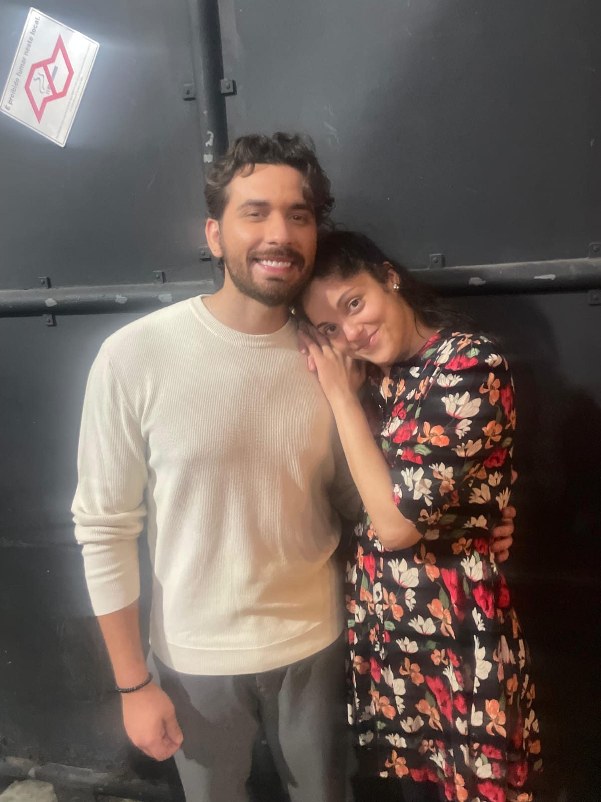Amanda com colegas de elenco em set de novela
