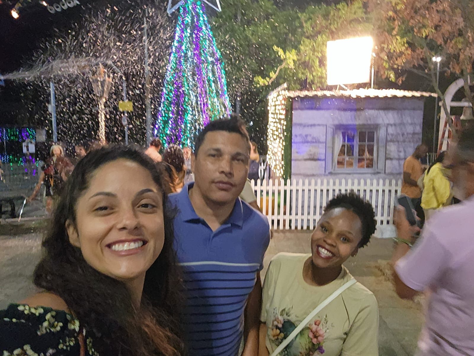 Elenco no set do comercial de Natal da Prefeitura de São Paulo