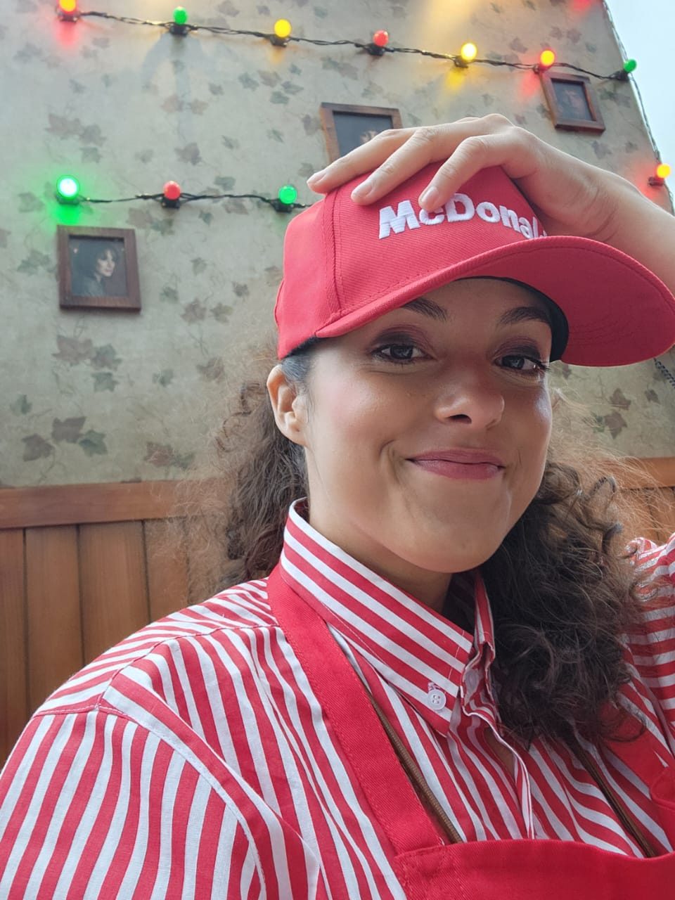 Amanda caracterizada no evento Parada Estranha da Netflix
