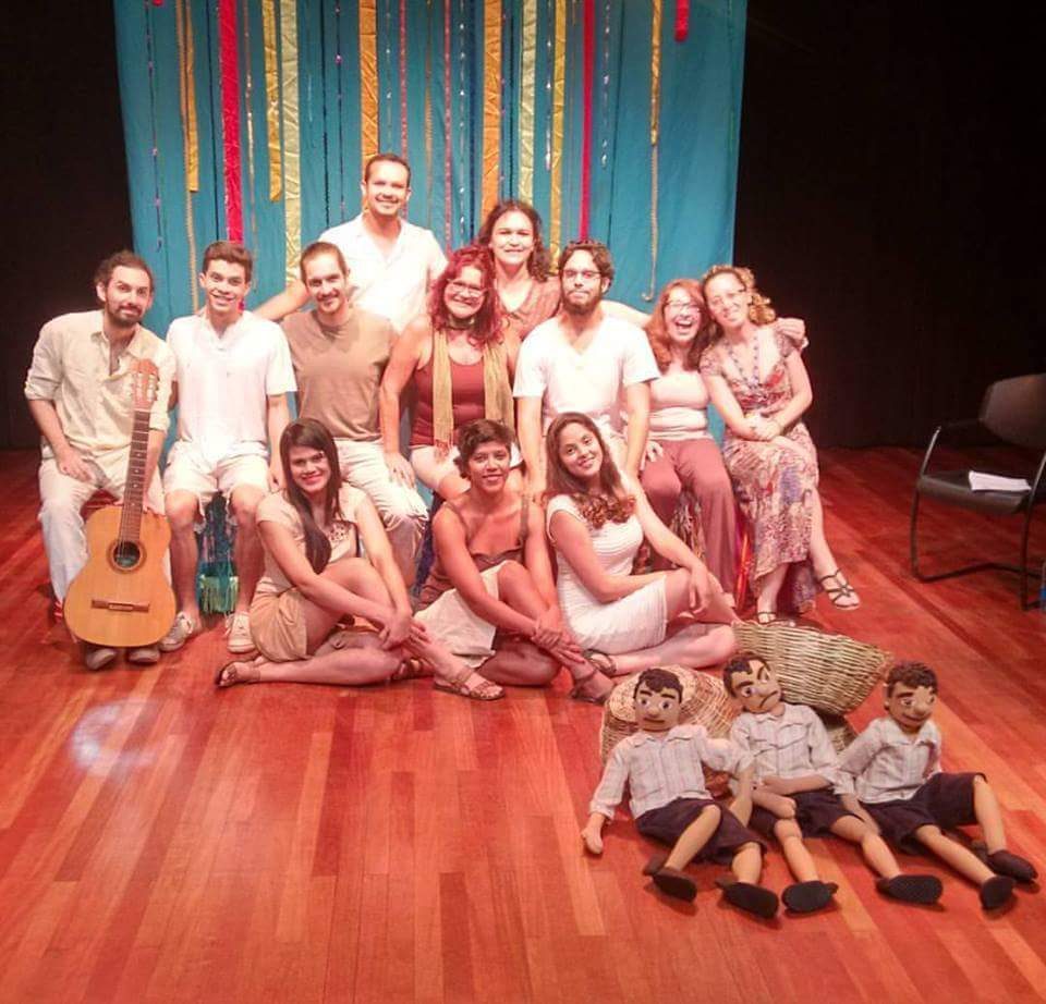 Grupo de teatro reunido no palco do Sesc Santo Amaro