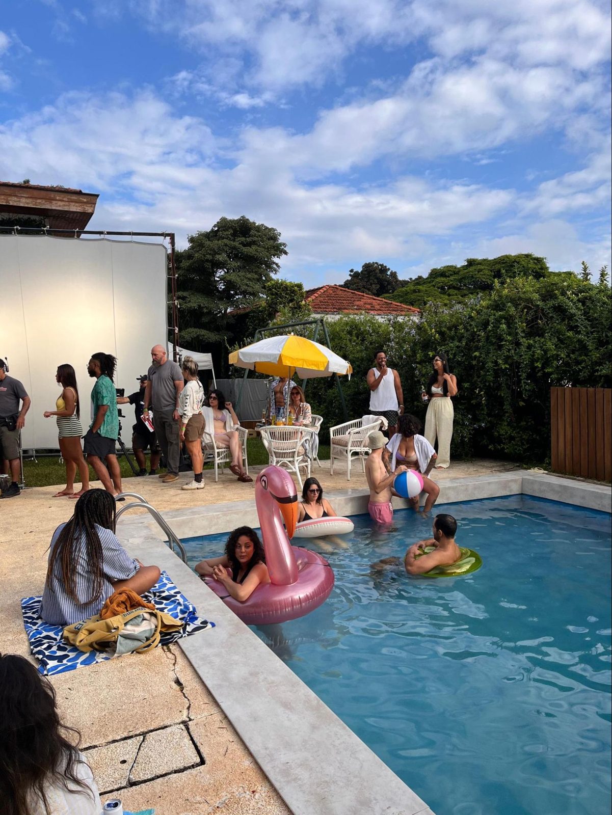 Set de filmagem em área de piscina