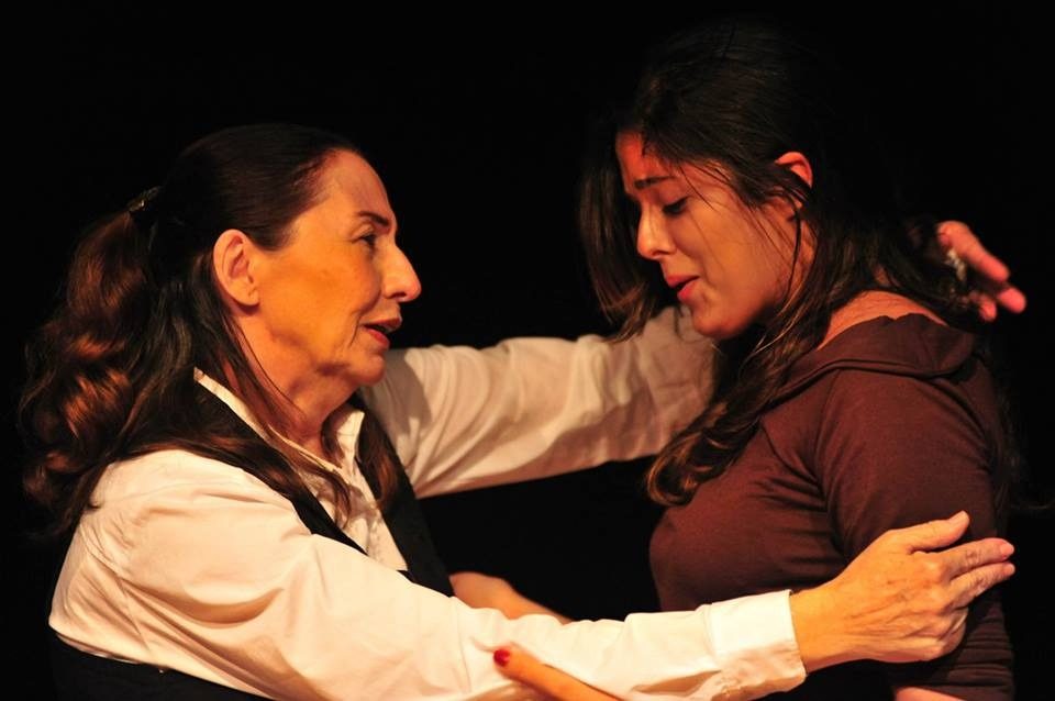 Duas atrizes em cena dramática no teatro